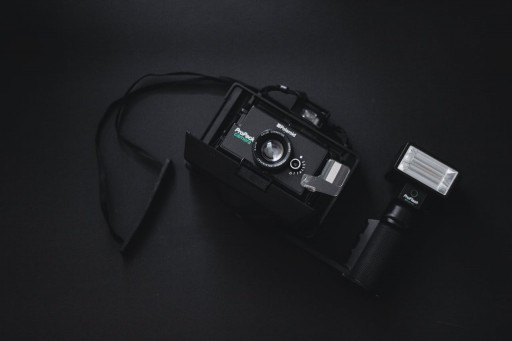 الفلاش الخارجي للكاميرا | دليل شامل للتحكم في الإضاءة والتعريض