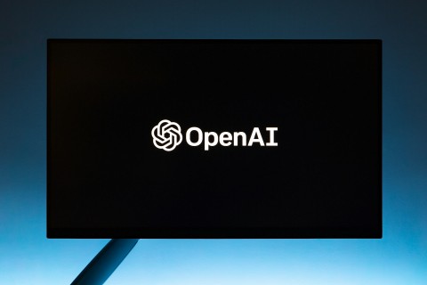 جهاز OpenAI الجديد بتصميم Jony Ive قد يصل في 2027: هل نشهد بداية عصر أجهزة الذكاء الاصطناعي الشخصية؟